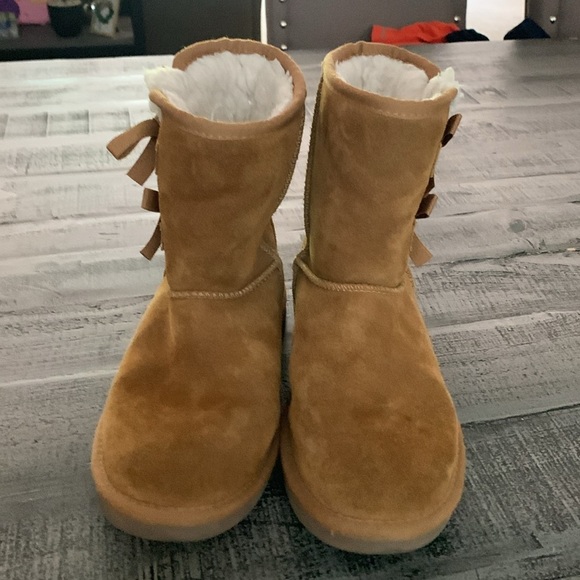 Koolaburra by UGG Tan Suede Boots with Bows, size 4 - Picture 2 of 4